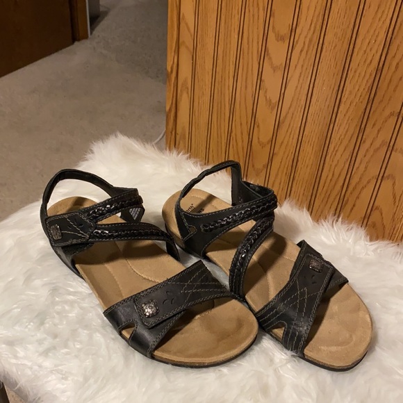 Both pair. Same design Black and Tan size 10 - Picture 4 of 6